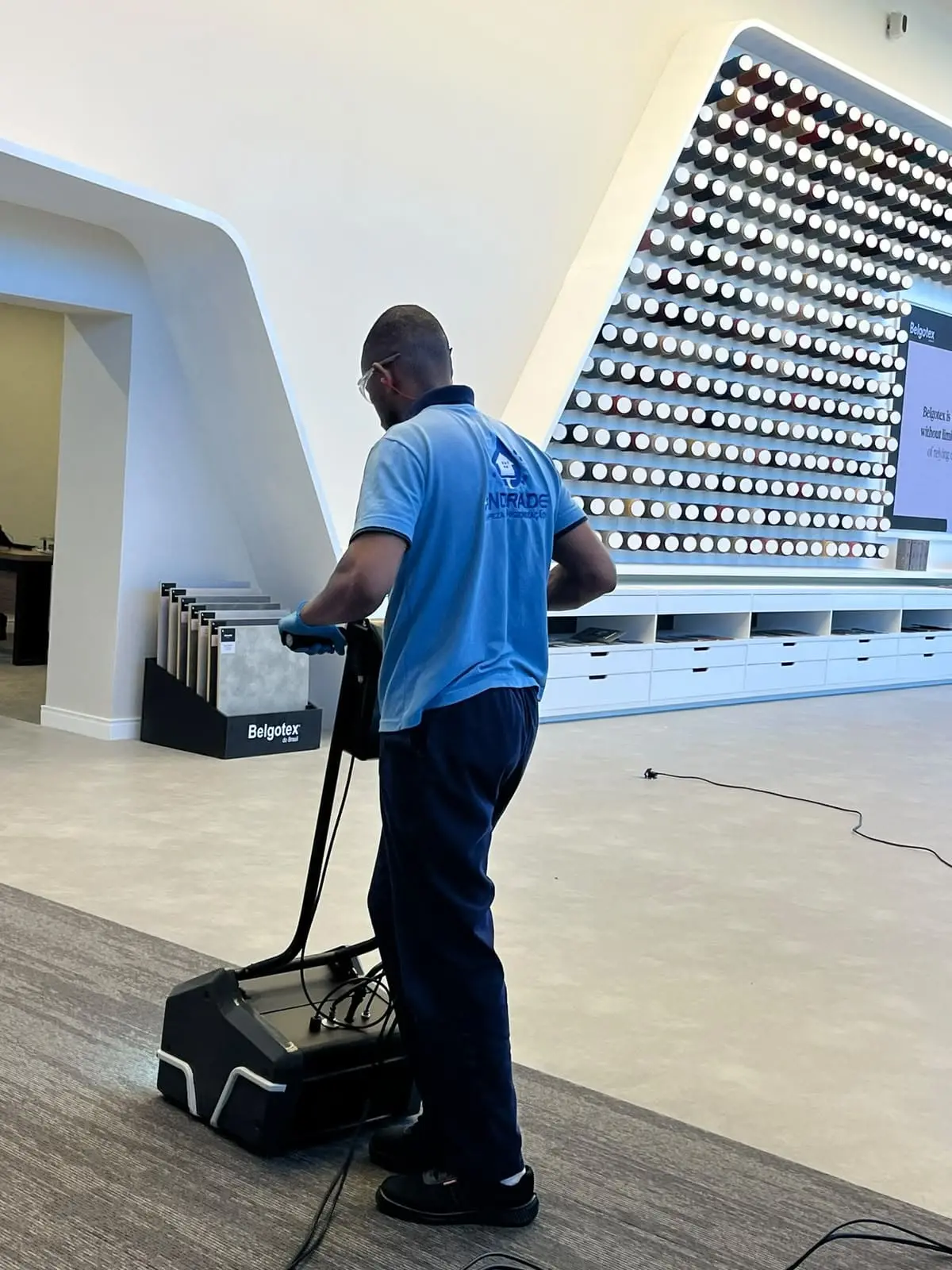 Escritório corporativo com carpete bem cuidado e ambiente saudável
