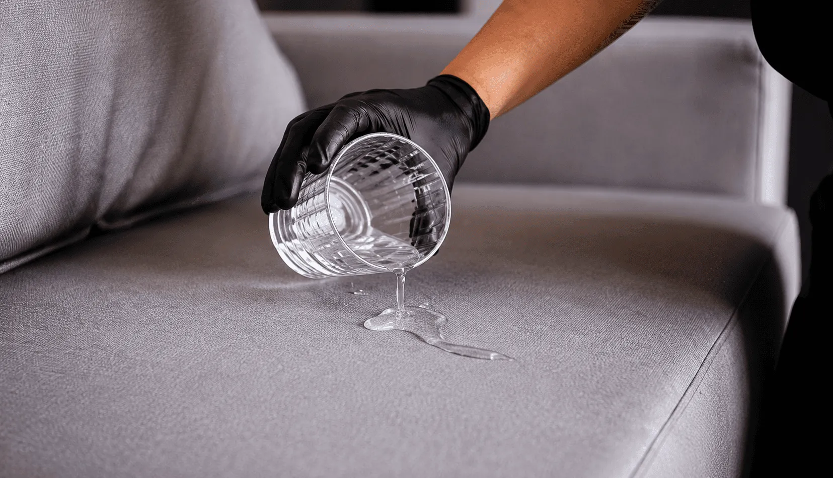 Gotas de água sobre tecido impermeabilizado mostrando o efeito hidrofóbico