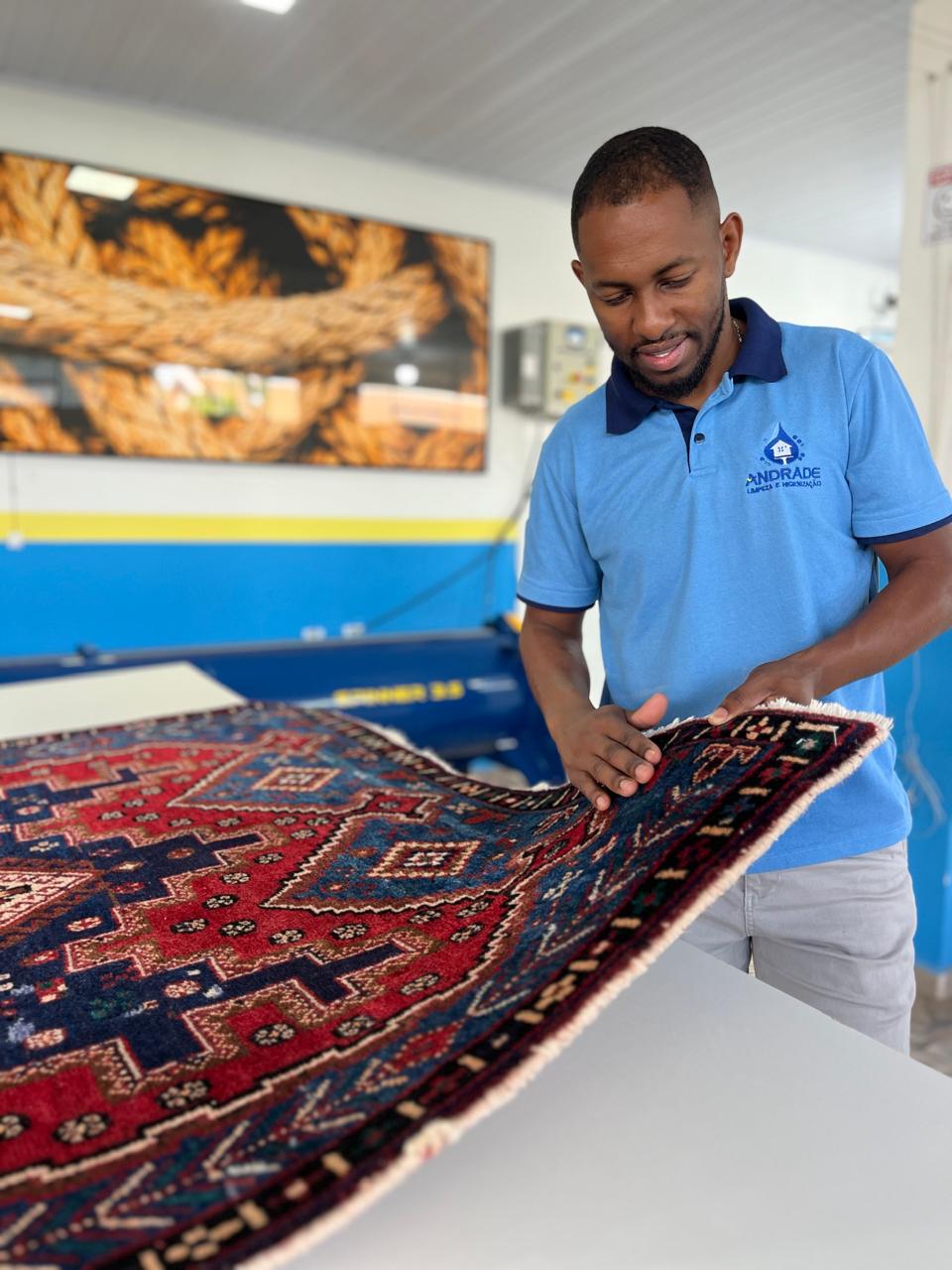 Equipe Andrade conferindo trama de tapete decorativo